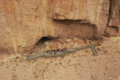 Imagen de dron de la pasarela y las Cuevas de las Manos.