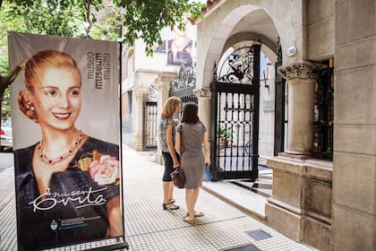 Imagen de Evita en la vereda junto a la puerta de ingreso al museo que lleva su nombre