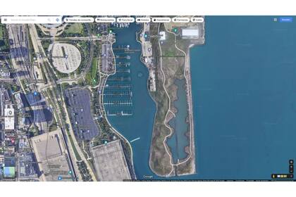 Imagen de Google Maps del Meigs Field hoy. El aeródromo fue cerrado en 2003, y ahora la pista se encuentra entre inundada y abandonada. Por eso las imágenes actuales desde el Flight Simulator 2020 muestran un paisaje algo desolador