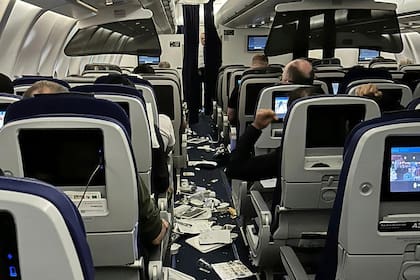 Imagen de la cabina del vuelo 469 de Lufthansa que iba de Austin, Texas, a Fráncfort, Alemania, luego de sufrir una fuerte turbulencia el miércoles 1 de marzo de 2023