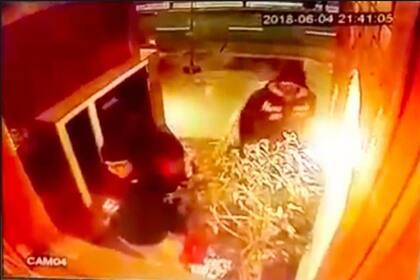 Imagen de la cámara de seguridad del edificio de Belgrano donde se cometió el doble crimen y en la que se ve el ingreso de la abogada y del presunto sicario