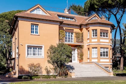 Imagen de la casa principal, que fue renovada en la década del 90 y está rodeada por siete mil metros cuadrados de un arbolado jardín.
