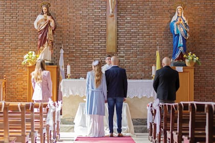 Imagen de la ceremonia religiosa, celebrada en secreto y casi sin testigos el jueves 23 en Nuestra Señora del Carmen de Cañuelas.  