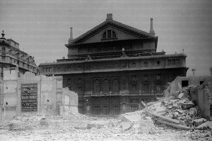 Imagen de la demolición de los edificios frente al Colón, para la construcción de la Avenida 9 de Julio