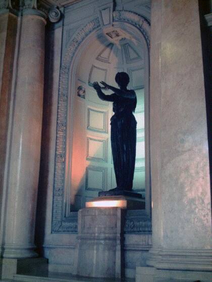 Imagen de la estatua que se encuentra en el hall de entrada al Palacio de Tribunales que muchos llaman "la sonámbula"