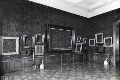 Imagen de la exposición "Casa en la tormenta: Museo en tiempos de guerra": marcos vacíos en el museo Mauritshuis, en julio de 1944