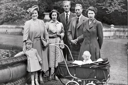 Imagen de la familia real durante una visita al castillo de Balmoral, en 1951. De izquierda a derecha: la reina Isabel (luego, Reina Madre), la princesa Margarita, el duque de Edimburgo, el rey Jorge VI y la princesa Isabel con sus dos hijos mayores, el príncipe Carlos y la princesa Ana.