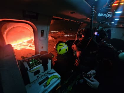 Imagen de la Guardia Costera de Islandia, en un sobrevuelo al volcán en erupción (HANDOUT / Icelandic Coast Guard / AFP)