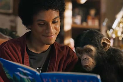 Imagen de la película "Michael", el cantante junto a su chimpancé Bubbles
