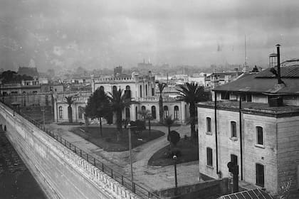 Imagen de la Penitenciaria Nacional del año 1930, tomada desde Las Heras hacia el sudeste; al fondo se observa la Facultad  que fue de Derecho y hoy pertenece a Ingeniería
