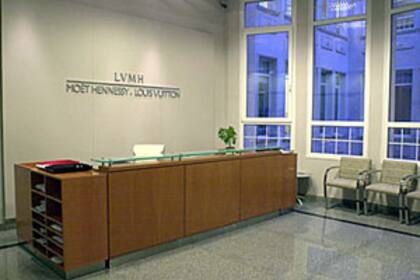 Imagen de la recepción del Grupo LVMH, desde donde se puede ver la fachada interior del patio central