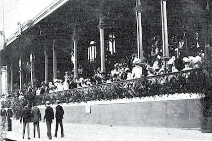 Imagen de la tribuna de la Sociedad Hípica Argentina, que luego se mantendría en la Sociedad Sportiva Argentina