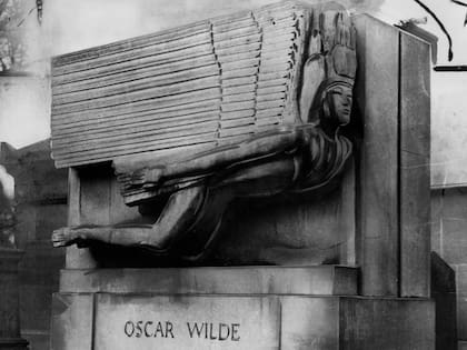 Imagen de la tumba de Oscar Wilde después de haber sido vandalizada en 1961