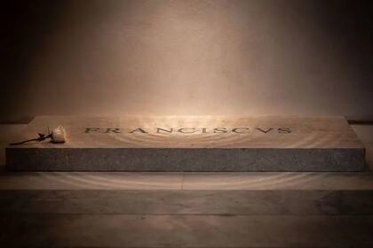 Imagen de la tumba del papa Francisco tomada en abril