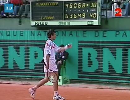 Imagen de la TV francesa de 1994 del partido en el que Frana venció 10-8 en el quinto set al australiano Mark Woodforde, en un court de Roland Garros que ya no existe, el N° 10
