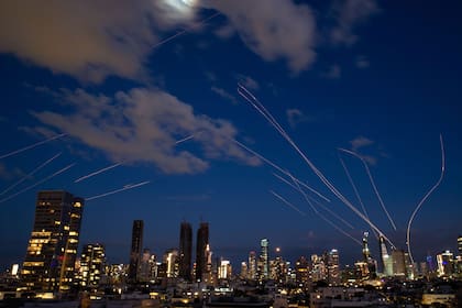 Imagen de larga exposición del 28 de febrero de 2026 de rastros de estelas de los misiles interceptores lanzados por los sistemas de defensa aérea israelí, en Tel Aviv, Israel.