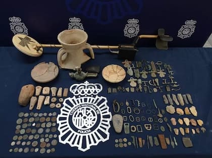 Imagen de las 191 piezas arqueológicas procedentes de expolio que se ofertaban en redes sociales y que han sido recuperadas por la Policía Nacional. Fuente: EFE