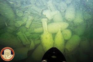 Imagen de las ánforas encontradas por la división de los Carabinieri de Italia dedicada al patrimonio cultural en un pecio de un antiguo carguero romano en el fondo del mar en Civitavecchia, cerca de Roma, Italia, 25 de julio de 2023.