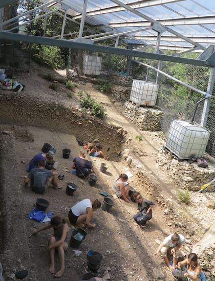 Imagen de las excavaciones en la entrada de la cueva Mandrin