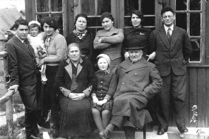 Imagen de las familias Kogan y Svirski tomadas por Yankl Levine; en brazos está Jánele, la cumpleañera de la foto principal