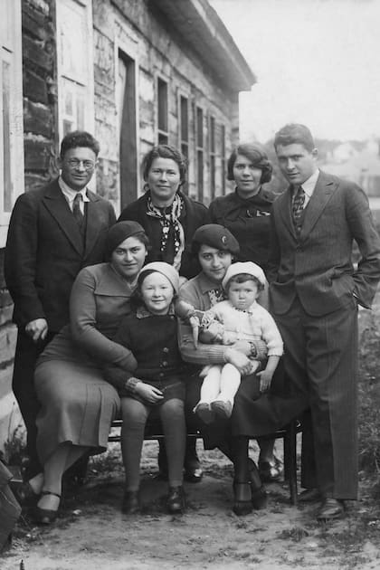 Imagen de las familias Kogan y Svirski tomadas por Yankl Levine; en brazos está Jánele, la cumpleañera de la foto principal