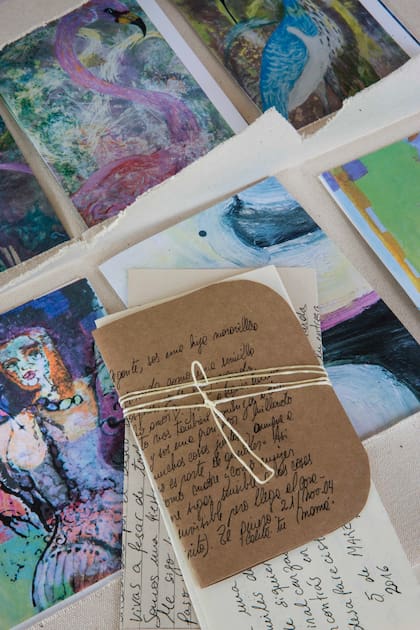 Imagen de las réplicas sobre papel de las obras de Alicia Goñi donde Cala, a modo de introducción, también escribe y construye un "diálogo" con el lector acercando las creaciones más representativas de la artista plástica.