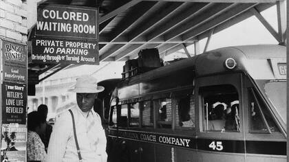 Imagen de los años 30 en Carolina del Norte, con el cartel: "Sala de espera para gente de color"