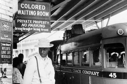 Imagen de los años 30 en Carolina del Norte, con el cartel: "Sala de espera para gente de color".