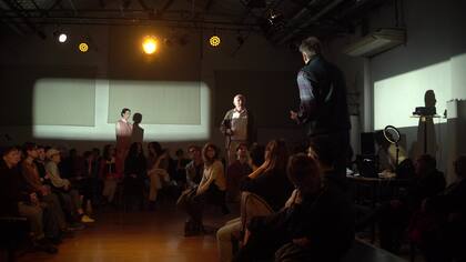 Imagen de Los bienes visibles, obra de Juan Pablo Gómez en la que actuaba Patricio Aramburu, uno de los que protagonizó Eduardo II, obra que volverá al San Martín la temporada próxima