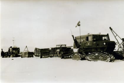 Imagen de los snowcat, la jornada de la partida hacia el Polo Sur