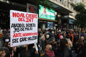 Imagen de multitudinario abrazo que este mediodía tuvo lugar en la sede del INT en rechazo las medidas adoptadas por el Poder Ejecutivo.