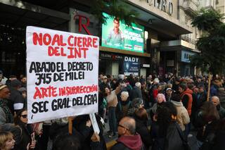 Se realizó un masivo acto en defensa del Instituto Nacional del Teatro y en rechazo a las medidas del gobierno