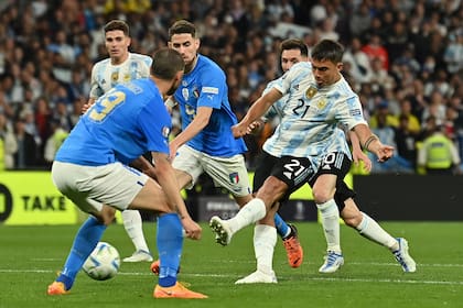 Imagen de otro tiempo: Argentina e Italia protagonizan la Finalissima en 2022; la de 2026, con España, fue cancelada, y era el único compromiso muy exigente de la selección previo al Mundial.
