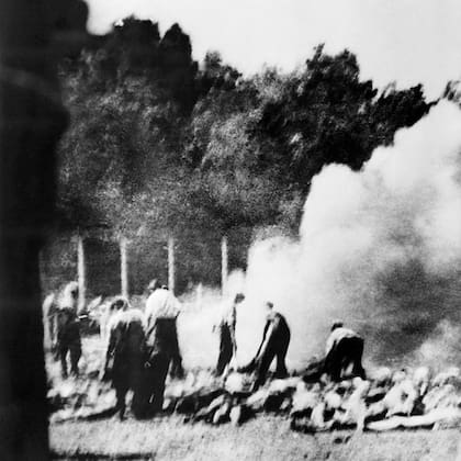 Imagen de prisioneros incinerando los cadáveres en el campo de exterminio de Auschwitz-Birkenau.