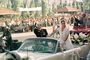 Imagen de Rania de Jordania el día de su casamiento con el rey Abdalá II en 1993 donde se puede ver el cinturón que años después le prestó a su joven heredera. 