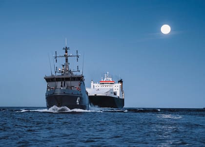 Imagen de un buque de transporte y otro de la armada finlandesa compartido por las fuerzas de Defensa de Finlandia