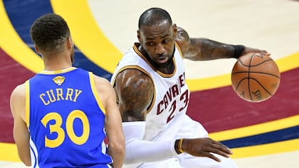 Imagen de un clásico: LeBron James, contra Curry