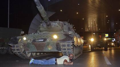 Imagen de un hombre resistiendo frente a un tanque en el aeropuerto de Estambul