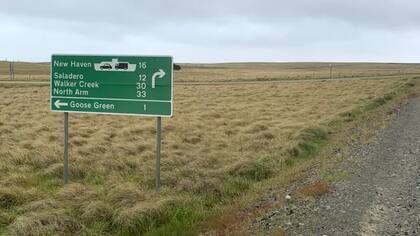 Imagen de un letrero de ruta en las islas donde aparece el nombre en español "saladero" en lugar del nombre original "Hope Place"