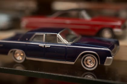 Imagen de un Lincoln del año 62', de su colección favorita: los Johnny Lightning. "Este modelo fue el auto presidencial. En uno de esos convertibles mataron a John F. Kennedy", cuenta. 