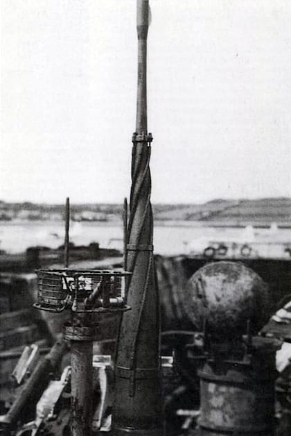 Imagen de un periscopio de un submarino de la flota alemana, donde se observan los cordones antivibración enroscados al periscopio
