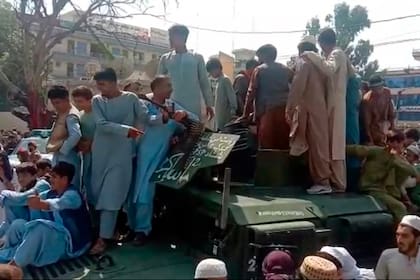 Imagen de un vídeo en el que se muestra a los talibanes que han tomado la ciudad de Jalalabad este domingo