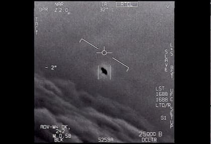Imagen de un video proporcionada por el Departamento de Defensa conocido como Gimbal de 2015 de un objeto inexplicado en el centro mientras vuelta alto entre las nubes. (Departamento de Defensa vía AP)