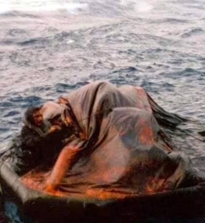 Imagen de una balsa empetrolada. Milagrosamente, quien iba adentro pudo sobrevivir, según asegura la Asociación Amigos del Crucero Belgrano.