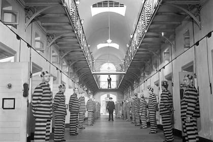 Imagen de uno de los siete pabellones de la Penitenciaría Nacional, con los reclusos formados