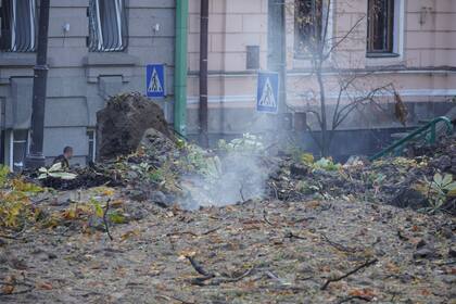 Imagen del 10 de octubre de 2022 de un parque dañado después de explosiones en Kiev, Ucrania.