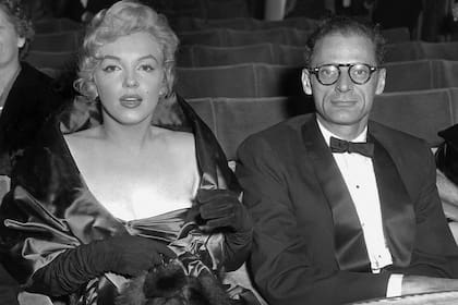 Marilyn Monroe junto a su esposo, el escritor Arthur Miller, en el Comedy Theatre de Londres en 1956