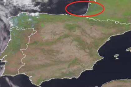 Imagen del 15 de julio de 2022 del satélite Meteosat donde se aprecia al humo de los incendios en las Landas (Francia) llegar hasta la costa cantábrica española