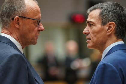 Imagen del 19 de marzo de 2026 del canciller alemán, Friedrich Merz, conversado con el presidente del Gobierno español, Pedro Sánchez