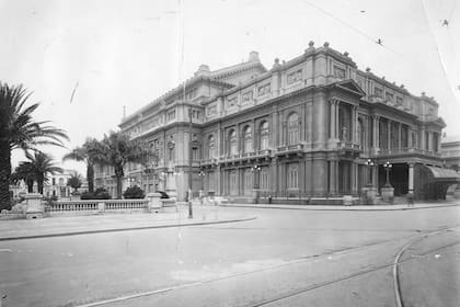 Imagen del 3 de junio de 1943. Teatro Colón, en las calles los rieles de tranvía se cruzan en las esquinas.